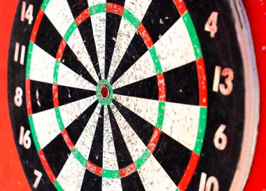 Kırmızı zemin üzerinde dart oyununun hedefi. Başarı ve hedefe ulaşma kavramı
