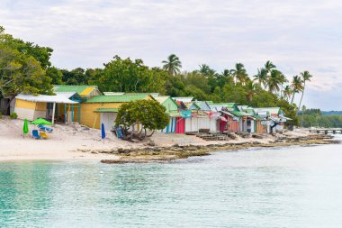 Karayipler 'in fakir kulübeleriyle deniz manzarası.