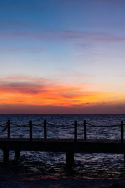 Gün batımında ip köprü silueti. Güzel deniz manzarası, parlak turuncu gökyüzü ve deniz. Yüksek kalite fotoğraf