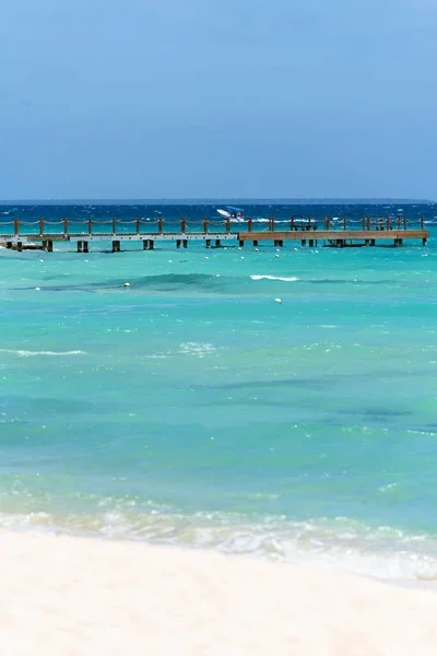 Мыса Бирюзовое Море Белый Песчаный Пляж Деревянный Пир Карибское Побережье — стоковое фото
