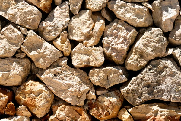Brązowe Szorstkie Kamienie Morskie Wybrzeżu Abstrakcyjne Tło Wysokiej Jakości Zdjęcie — Zdjęcie stockowe