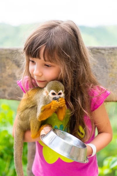 Дівчинка Годує Мавпу Саїмірі Домініканській Республіці Excursion Monkey Land Monkey — стокове фото