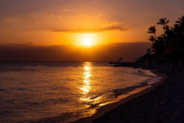 Güzel deniz manzarası ve gün batımında bulutların içindeki gökyüzü. Turuncu kırmızı şafak, deniz kıyısında alacakaranlık. Yüksek kalite fotoğraf
