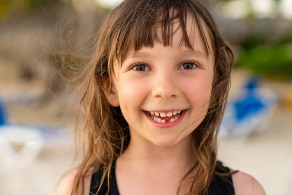 Portret Letniej Dziewczynki Brakującym Zębem Śmieszny Bezzębny Uśmiech Wysokiej Jakości — Zdjęcie stockowe