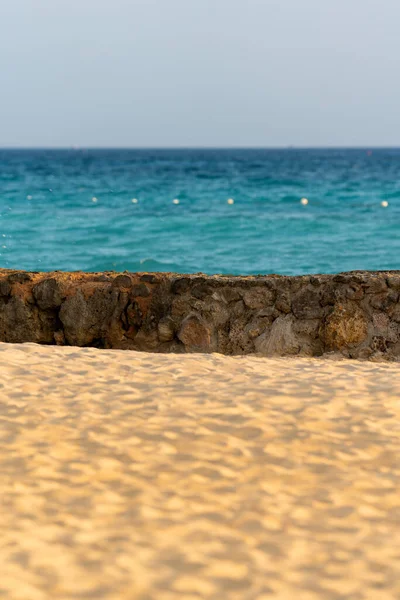 Hav Och Sandstrand Med Staket Vacker Havshorisont Högkvalitativt Foto — Stockfoto