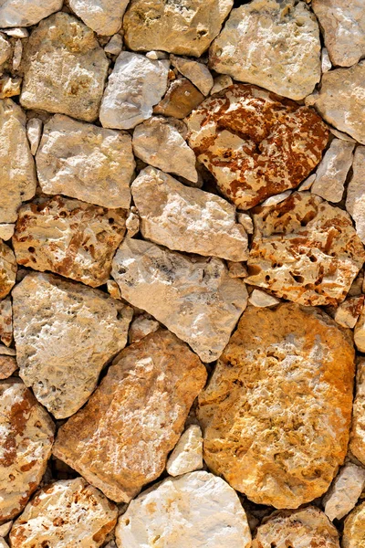 棕色的粗糙的海石在海岸上 抽象的背景 高质量的照片 — 图库照片