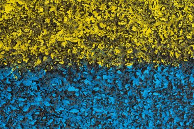 Ukrayna 'daki savaşı durdurun. Asfalta sarı-mavi Ukrayna bayrağı çizilmiş. Bağımsızlığın Renkleri. Yüksek kalite fotoğraf