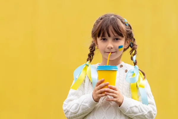 Une Petite Fille Ukrainienne Avec Deux Nattes Des Rubans Jaunes — Photo