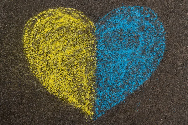 停止乌克兰战争 红心铺在人行道上 用蜡笔画着两种颜色的乌克兰国旗 黄色和蓝色 高质量的照片 — 图库照片