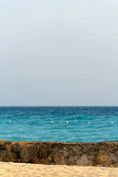 Hav Och Sandstrand Med Staket Vacker Havshorisont Högkvalitativt Foto — Stockfoto