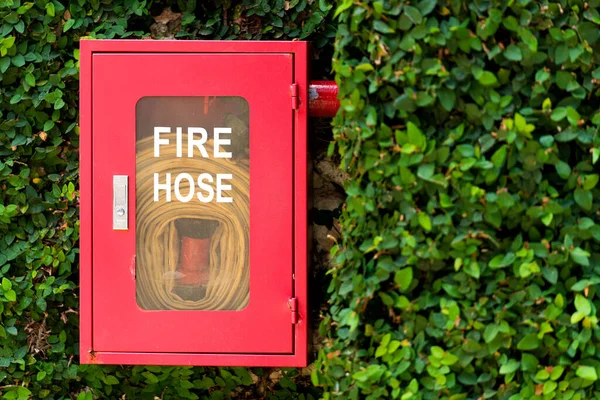 Roter Feuerwehrschlauch Hängt Einer Steinmauer Einem Exotischen Hotel Feuerlöscher Und — Stockfoto