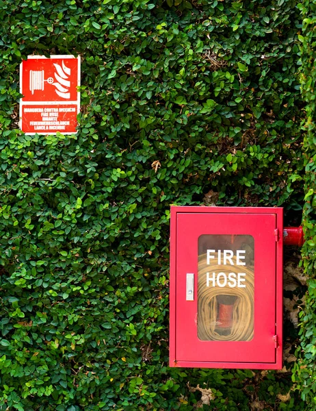 Червоний Пожежний Шланг Висить Кам Яній Стіні Екзотичному Готелі Вогнегасники — стокове фото