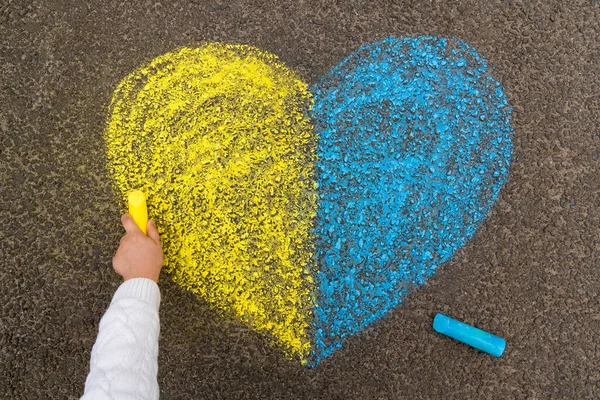 Eine Kinderhand Zeichnet Ein Herz Mit Buntstiften Auf Das Pflaster — Stockfoto