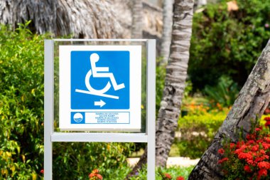 Tekerlekli sandalyedeki engelliler için çıkış yolu rampası. Otelde engelli insanlarla ilgilenmek. Yüksek kalite fotoğraf