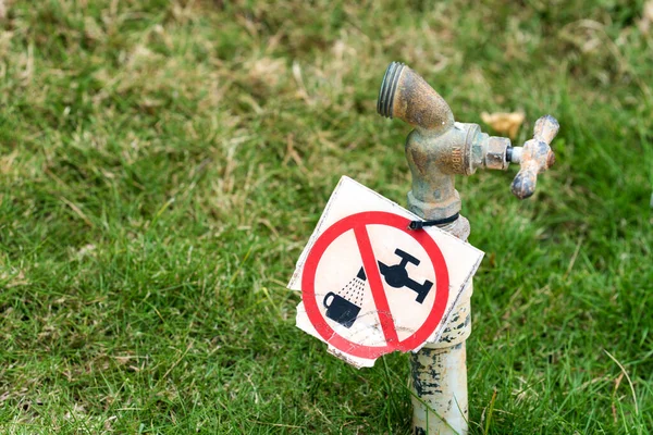 Kraan Met Een Pijp Een Teken Geen Water Gieten Geen — Stockfoto