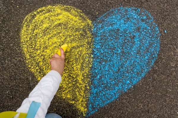Eine Kinderhand Zeichnet Ein Herz Mit Buntstiften Auf Das Pflaster — Stockfoto