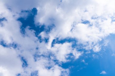 Mavi gökyüzünde beyaz bulutlar. Gökyüzü açık, güzel bir yaz gününde. Yağmur bulutları. Yüksek kalite fotoğraf