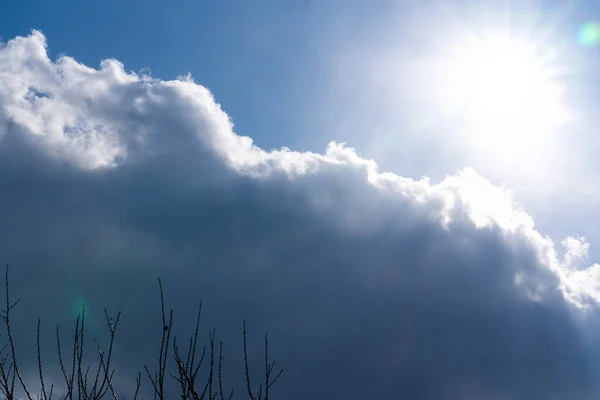 Ett Moln Den Blå Himlen Molnet Finner Solen Himlen Förtjockas — Stockfoto