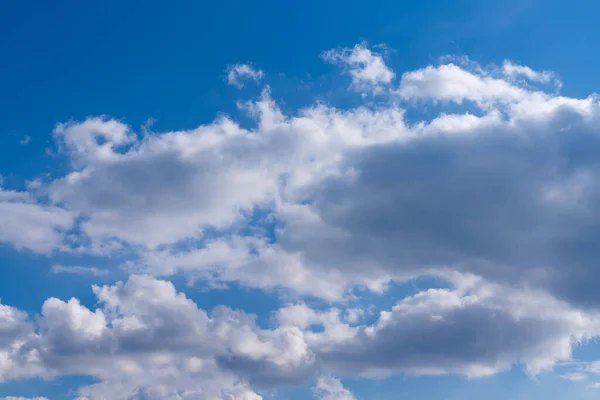 Mavi Gökyüzünde Beyaz Bulutlar Gökyüzü Açık Güzel Bir Yaz Gününde — Stok fotoğraf