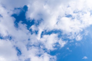 Mavi gökyüzünde beyaz bulutlar. Gökyüzü açık, güzel bir yaz gününde. Yağmur bulutları. Yüksek kalite fotoğraf