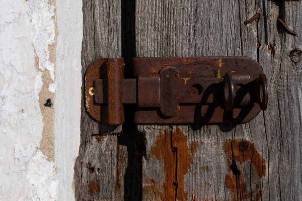 Rusty Brown Padlock Old Wooden Door Cracked Texture Close High — Zdjęcie stockowe