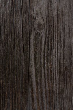 Ahşap arka plan gri kahverengi. Düz olmayan lifli ahşap doku, düğümlü yerler, çatlaklar. Yüksek kalite fotoğraf