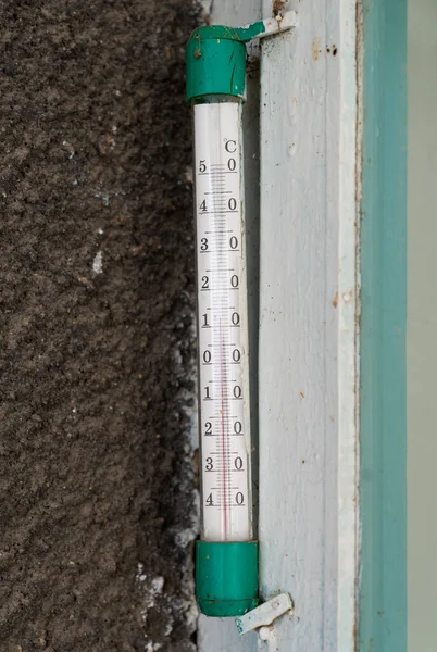 Outdoor Thermometer Measuring Air Temperature Hangs Wall House Door Window — Zdjęcie stockowe