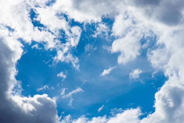 Hermoso Cielo Azul Con Nubes Blancas Esponjosas Foto Alta Calidad —  Fotos de Stock