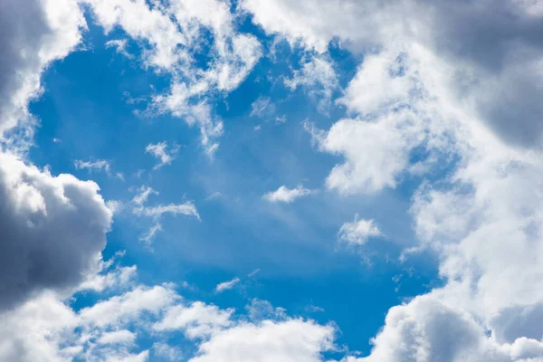 Yumuşak Beyaz Bulutları Olan Güzel Mavi Gökyüzü Yüksek Kalite Fotoğraf — Stok fotoğraf