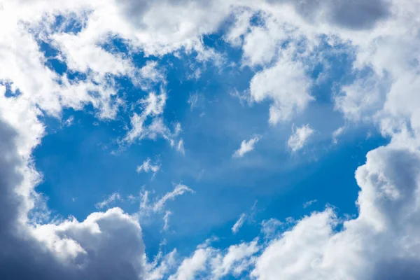 Hermoso Cielo Azul Con Nubes Blancas Esponjosas Foto Alta Calidad —  Fotos de Stock