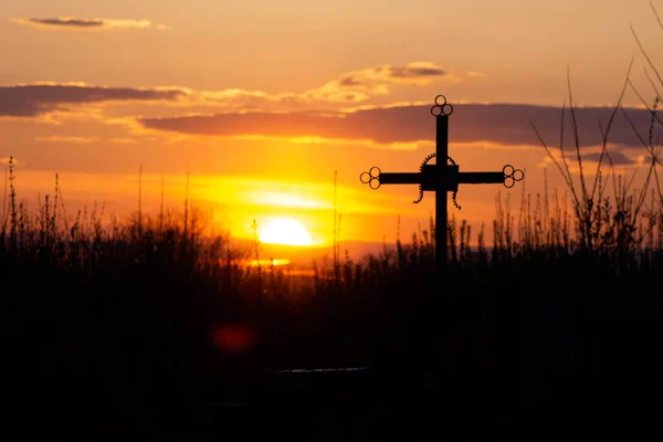 Sepultura Cruz Ortodoxa Silhueta Cemitério Fundo Pôr Sol Cor Laranja — Fotografia de Stock