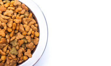 Kuru yiyecekli evcil hayvanlar için yuvarlak metal kase. Beyaz arka planda izole edilmiş. Yukarıdan bak. Tabağın bir parçası. Yüksek kalite fotoğraf