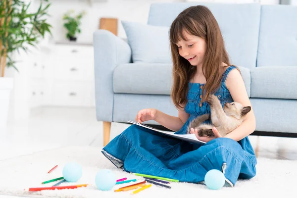 Cute Girl Sits Floor Home Draws Colored Pencils Plays Little — ストック写真