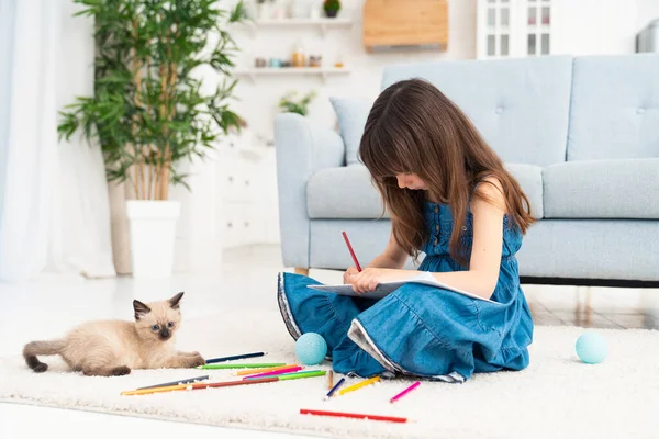 Child Girl Painting Kitten Sitting Floor Little Female Person Drawing —  Fotos de Stock