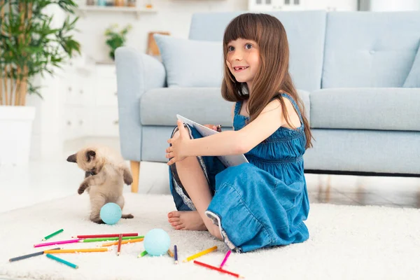 Kind Meisje Schilderen Met Kitten Liggen Vloer Kleine Vrouwelijke Persoon — Stockfoto