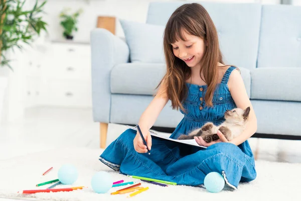 Cute Girl Sits Floor Home Draws Colored Pencils Plays Little —  Fotos de Stock