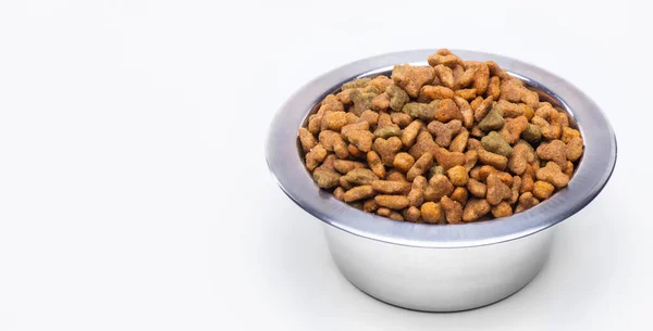 给猫和狗用的金属碗里的干颗粒食物 动物护理 维生素和均衡的宠物营养 高质量的照片 — 图库照片
