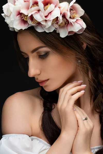 繊細なピンクの花の花輪を身に着けている美しい若いブルネットの女性 女の子のウェディングドレス ウクライナの美しさ 高品質の写真 — ストック写真