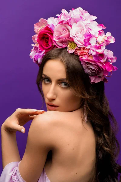 Portrét Mladé Ženy Věnec Růžových Květin Fialovém Pozadí Přirozená Krása — Stock fotografie