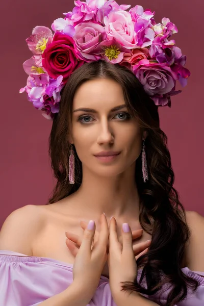 ピンクのバラの美しい花輪を着て魅力的な若いウクライナの女性の肖像画 女の子のためのヘッドアドレス コンセプト結婚式スタイルや美容室やスキンケア 高品質の写真 — ストック写真