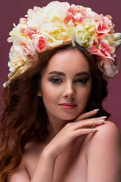 Porträtt Vacker Flicka Delikat Krans Blommor Med Långa Röda Flödande — Stockfoto