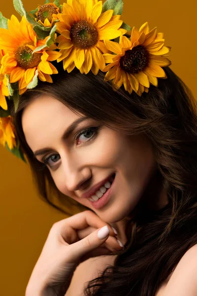 カラフルな黄色のひまわりの花輪にウクライナの女の子の肖像画 国の伝統的な花の頭飾り ウクライナの概念 戦争はやめて 高品質の写真 — ストック写真
