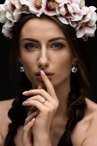 Bella Giovane Donna Bruna Che Indossa Una Ghirlanda Floreale Delicatamente — Foto Stock