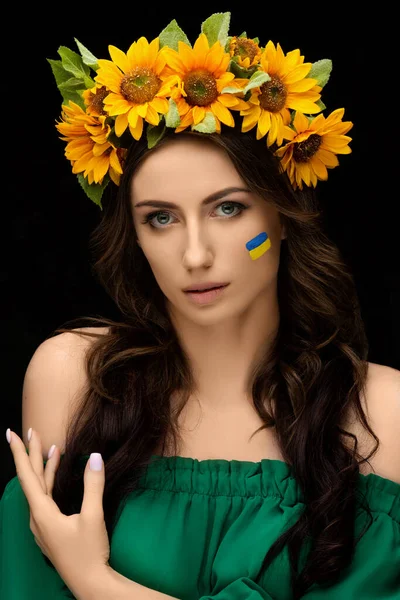 カラフルな黄色のひまわりの花輪にウクライナの女の子の肖像画 国の伝統的な花の頭飾り ウクライナの概念 戦争はやめて 高品質の写真 — ストック写真