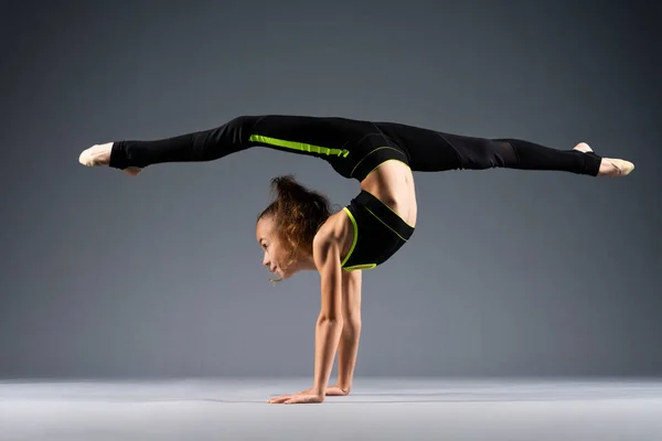 Flexibles Kleines Mädchen Das Akrobatische Stunts Macht Während Auf Ihren — Stockfoto