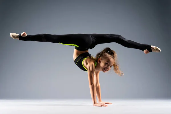 Flexible Little Girl Doing Acrobatic Stunts While Standing Her Hands — Stock Photo, Image