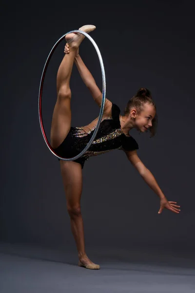 Eine Kleine Turnerin Einem Schönen Performance Kostüm Macht Übungen Mit — Stockfoto