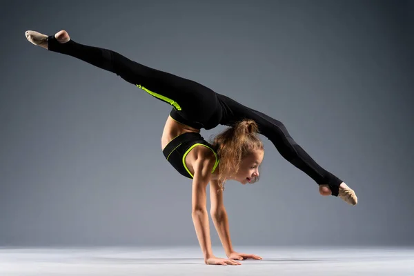 Flexibles Kleines Mädchen Das Akrobatische Stunts Macht Während Auf Ihren — Stockfoto