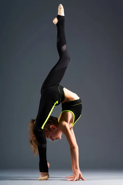 Flexible Little Girl Doing Acrobatic Stunts While Standing Her Hands — Stock Photo, Image