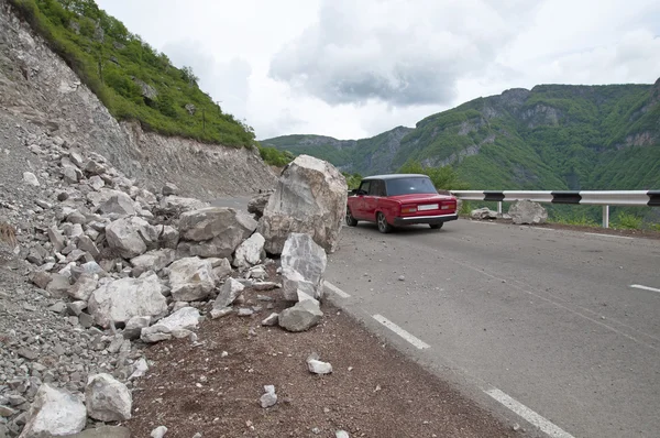 Un glissement de terrain sur une route de montagne en Arménie — Photo